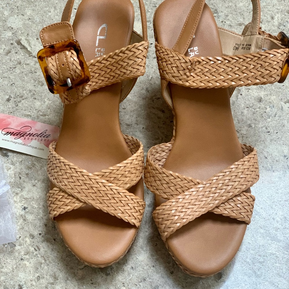 Chinese Laundry (Magnolia Boutique) tan woven wedge sandal sz 8.5 vegan leather